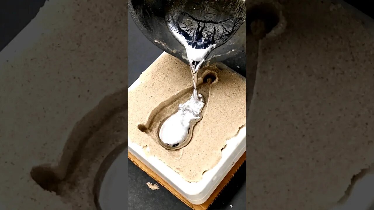 Pouring Molten Metal on Sand #sand #art #create