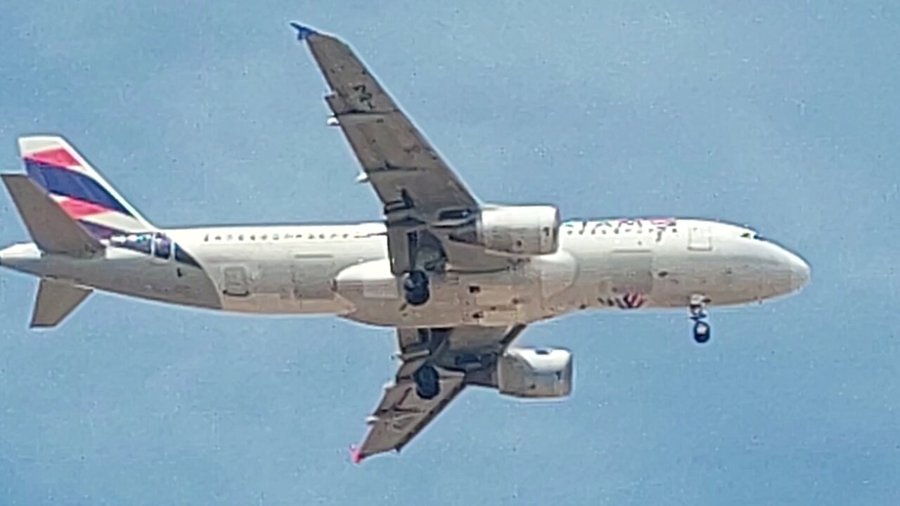 Airbus A320 PR-MYV coming from Rio de Janeiro and Airbus A320 PR-MYW from Belém do Pará to Fortaleza