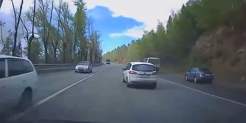 Car loses control and crashes trying to overtake on the hard shoulder