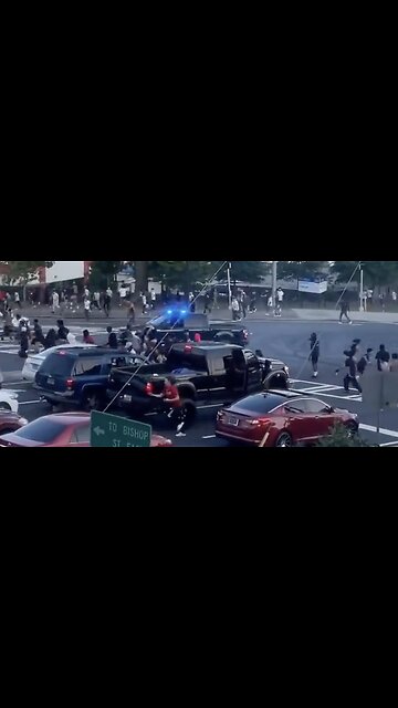 Give this cop a raise!