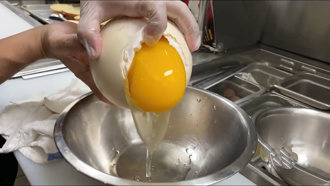 How Eggs are Cracked!