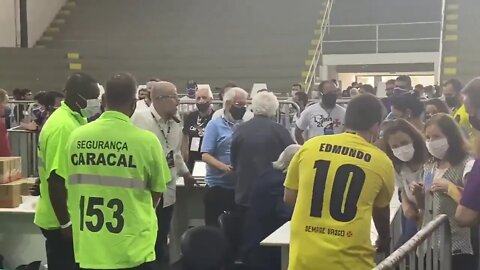 Roberto Monteiro paralisando os votos reclamando de membros da chapa Sempre Vasco sem credenciais