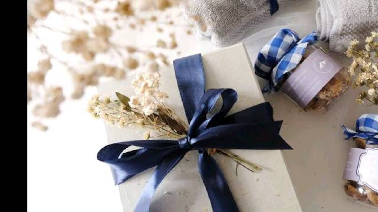 Six gifting ideas to bring a smile on your friend's face"