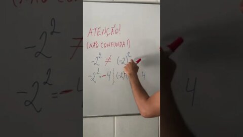 Não confunda potências com e sem parênteses!