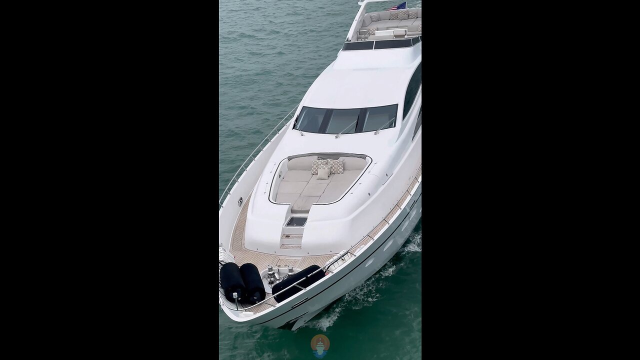 Admire the full size of the 105ft Leopard ’Carpe Diem’ #yachtdealnow