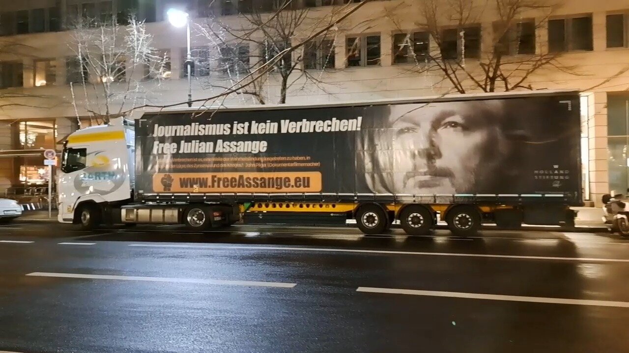 29.12.2023 Julian Assange Kundgebung mit LKW - Unter den Linden - Berlin