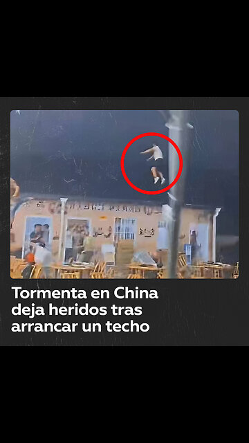 Vientos huracanados levantan el techo de un restaurante y a varias personas en China