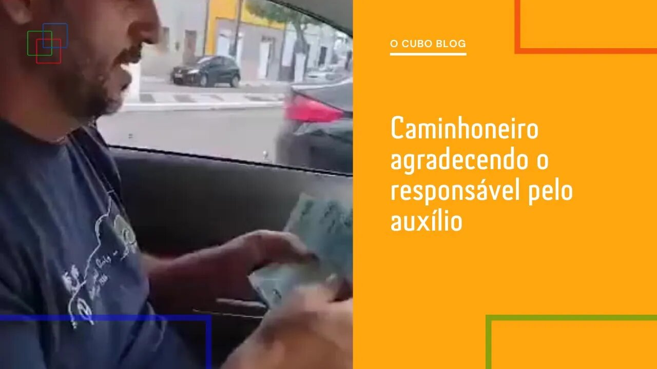 Caminhoneiro agradecendo o responsável pelo auxílio