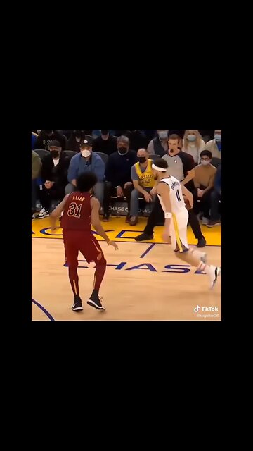 Klay Thompson SHOCKS ENTIRE WARRIORS After The POSTER DUNK Over Two Cavs Defenders!