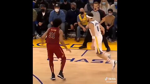 Klay Thompson SHOCKS ENTIRE WARRIORS After The POSTER DUNK Over Two Cavs Defenders!