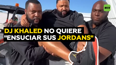 No pone los pies en el pavimento para no "ensuciar sus Jordans"