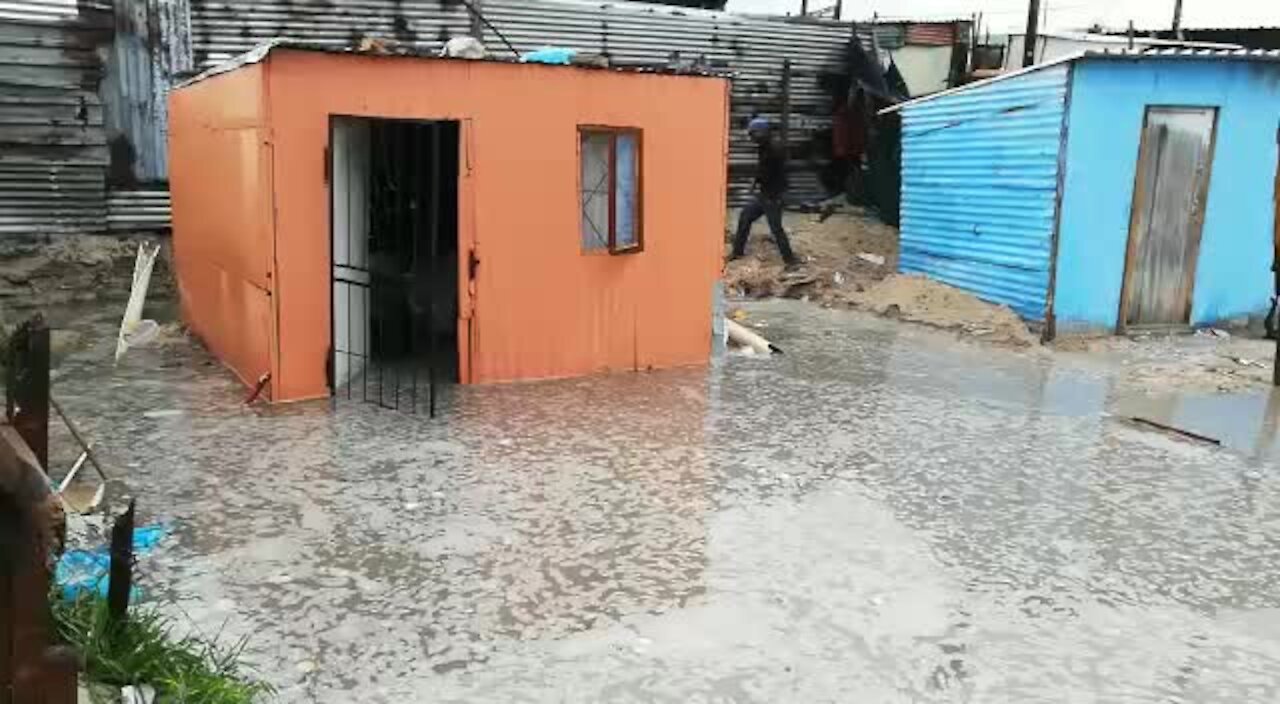 Torrential rains in Cape Town cause flooding and power outages (7CD)