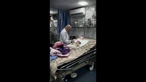 Bambino di Gaza con ustioni su tutto il corpo. Dio stramaledica israele.