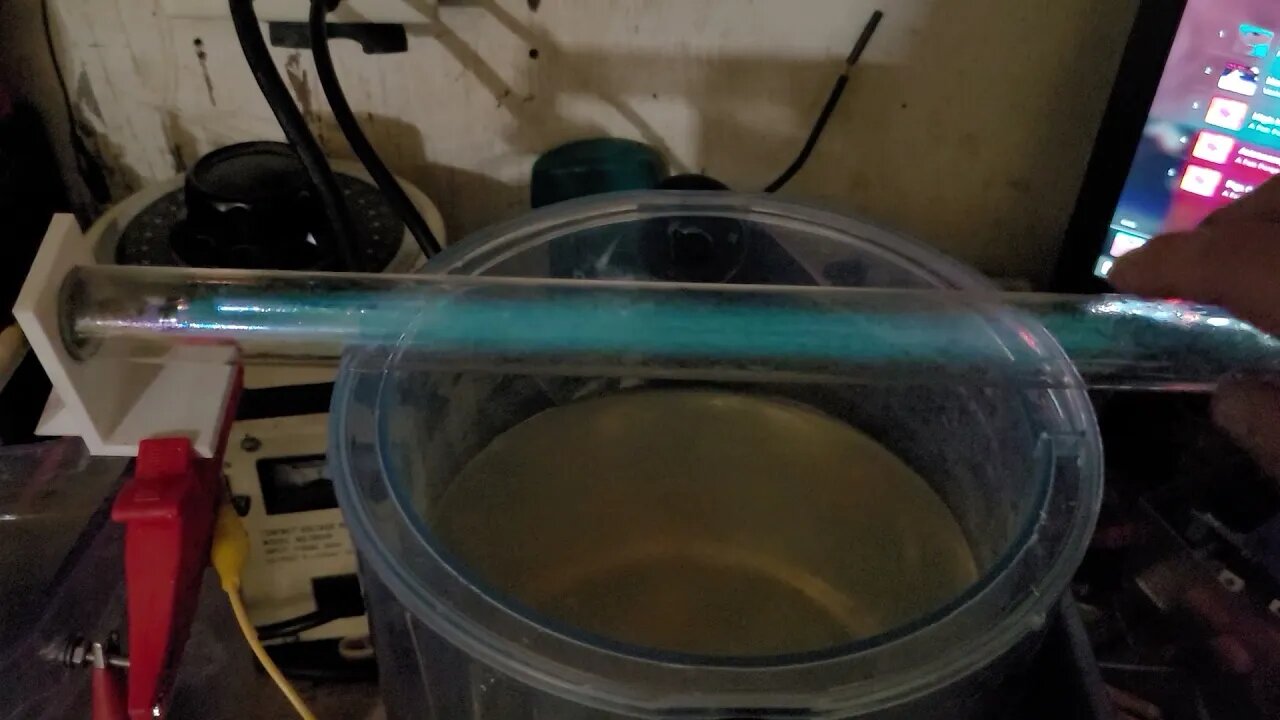 Lighting a UV tube under water with 1 wire :)