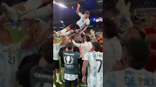 Messi sendo arremessado pela Seleção Argentina comemorando a Finalissima - Itália 0x3 Argentina