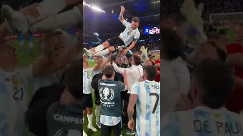 Messi sendo arremessado pela Seleção Argentina comemorando a Finalissima - Itália 0x3 Argentina