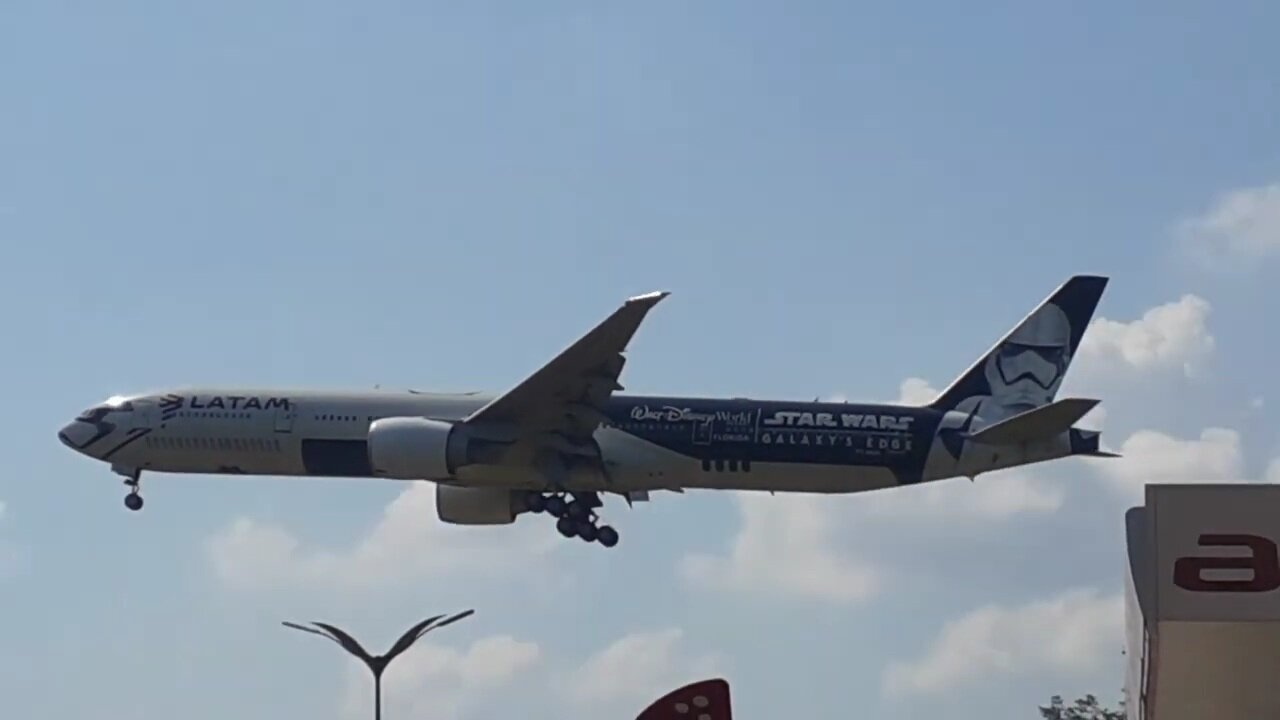 Boeing 777-300ER PT-MUA na aproximação final antes de pousar em Manaus vindo de Guarulhos