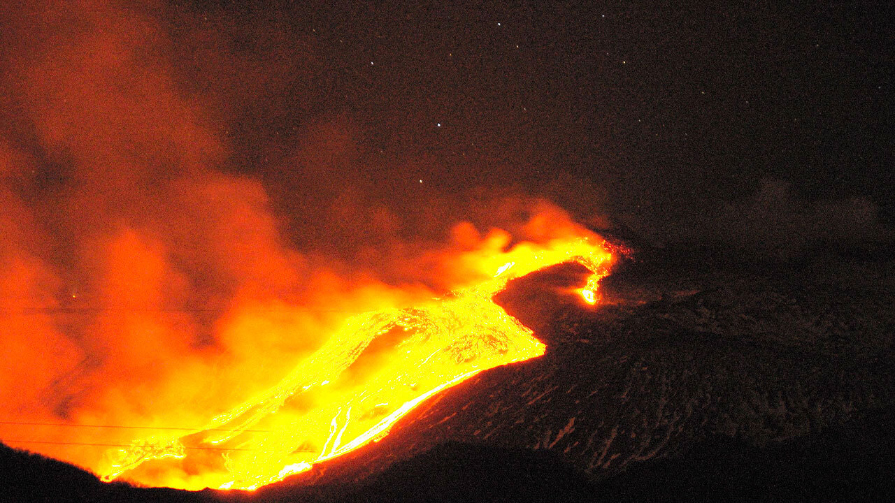 KTF News - Italy’s Mount Etna volcano spewing smoke and ash in new eruption