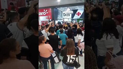 Vascaínos cantando durante a Inauguração da loja do Vasco em Alcântara - São Gonçalo