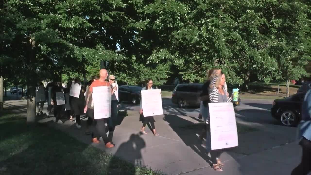 Buffalo teachers picket following delayed contract negotiations