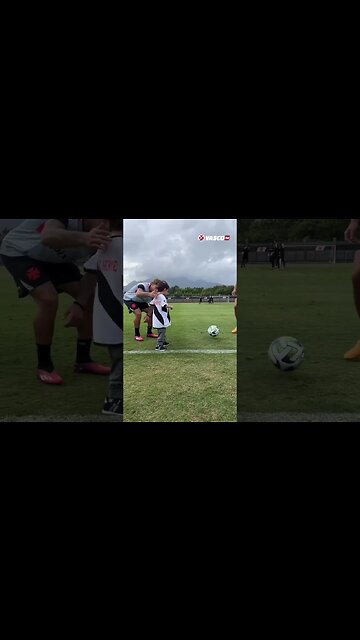 Pequeno Gui jogando bola com os jogadores do Vasco