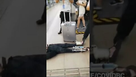 A man suddenly fell to the ground twitching and started bleeding from his mouth… 💉🤔