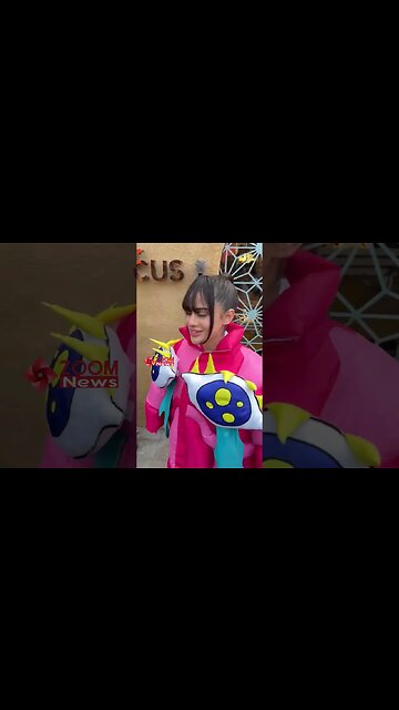 Urfi Javed STRUGGLES to get inside her car as she wears an oversized jacket ❤️ 🔥 😍