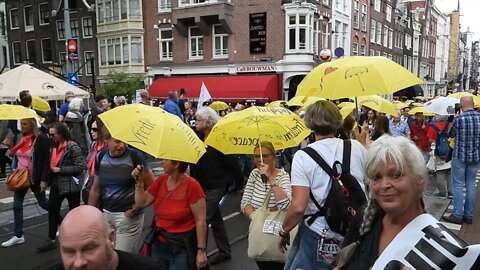 Protest Strijders Lopen massaal door de Binnenstad van Amsterdam 1 augustus 2021