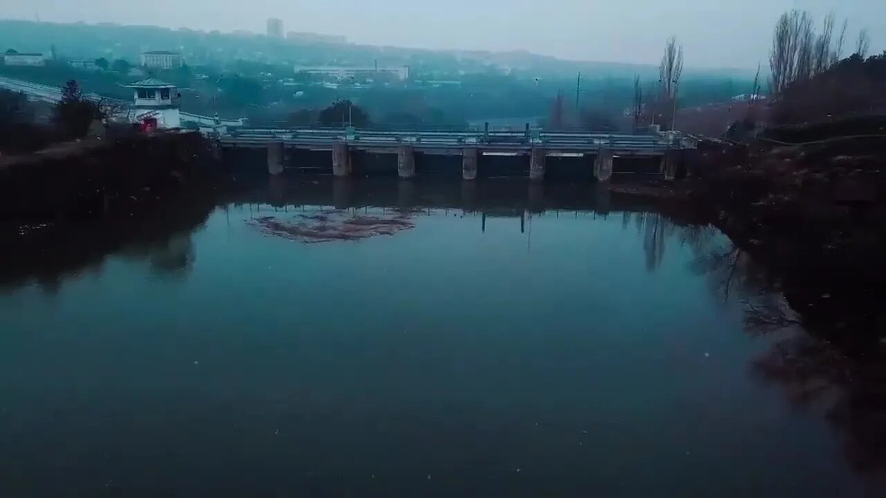 Заполненное водой водохранилище