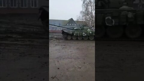 UKRAINIAN FORCES LOOK RUSSIAN T-72B!