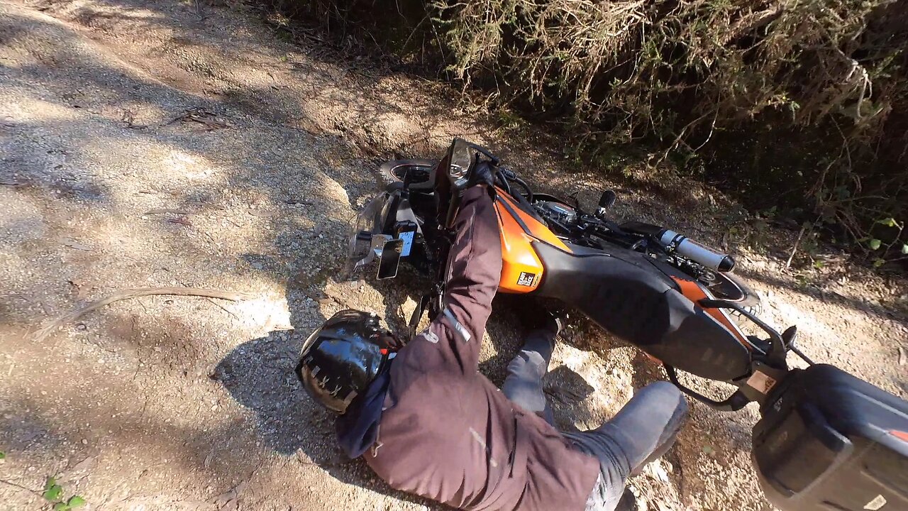 KTM 390 ADVENTURE-CRF 1100 AFRICA TWIN- OFF ROAD SINGLE TRACK ENDURO FAFE - CRASH !!! trilhas, queda