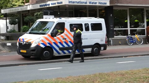 Prinsjesdag 2021 demonstranten en voorbijgangers worden opgedreven en ingesloten door politie...