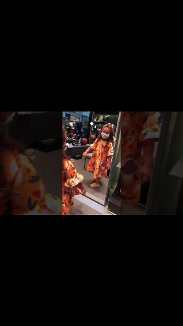 ESCOLHENDO NOVOS LOOKS NO SHOPPING - #shorts #linda #bebe