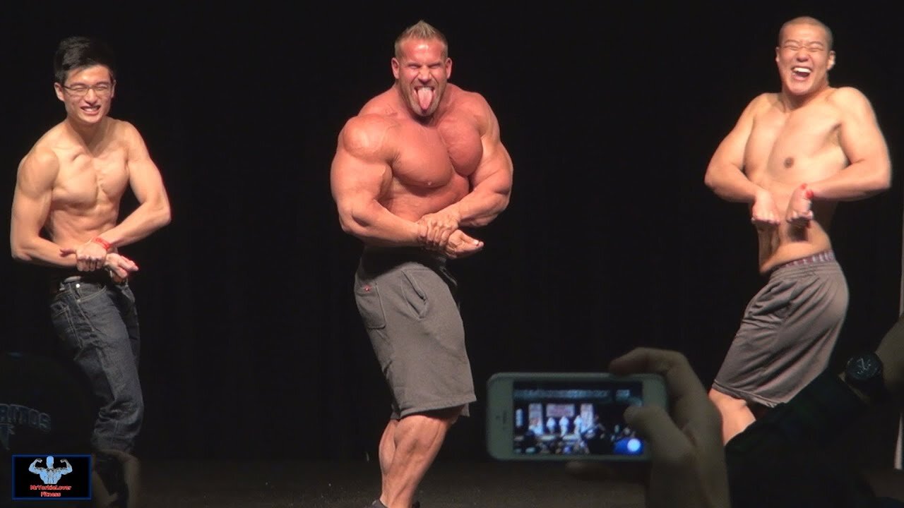 Jay Cutler Posedown with 2 Fans at L.A. Fit Expo