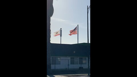 Tattered US FLag in California 🤦🏻‍♂️