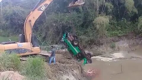 Confira as Imagens da Caminhonete que caiu no rio após motorista perder controle em Alta Floresta