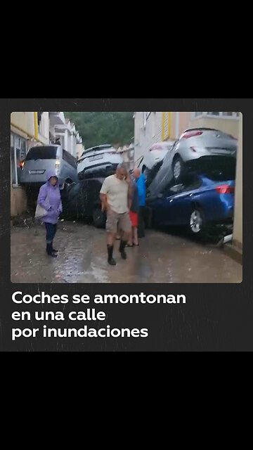 'Muro' de coches bloquea una calle tras inundaciones