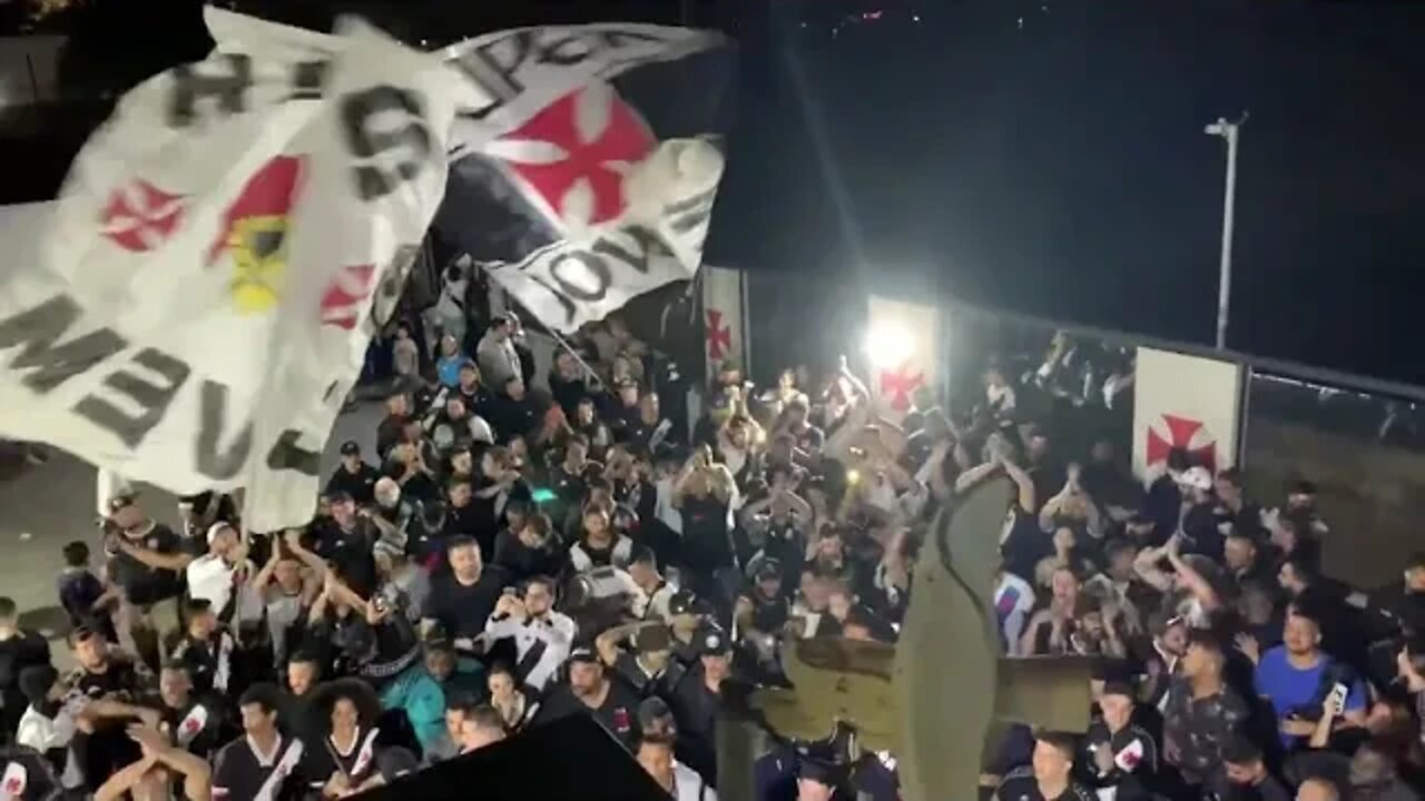 Torcida do Vasco dentro da Sede do Calabouço esperando o resultado da AGE da SAF
