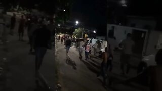 Organizadas do Vasco e Santa Cruz caminhando juntas para o Estádio Arruda