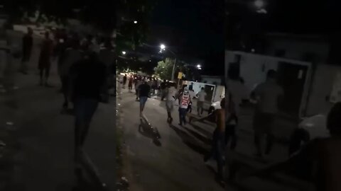 Organizadas do Vasco e Santa Cruz caminhando juntas para o Estádio Arruda