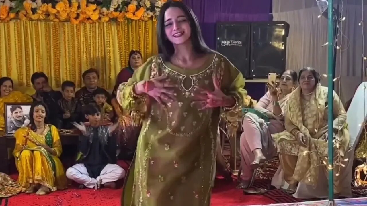 Pakistani Tiktoker Girl Ayesha Mano Full Dance Video HD | Mera Dil Ye Pukare Aaja | 2022 | Okara