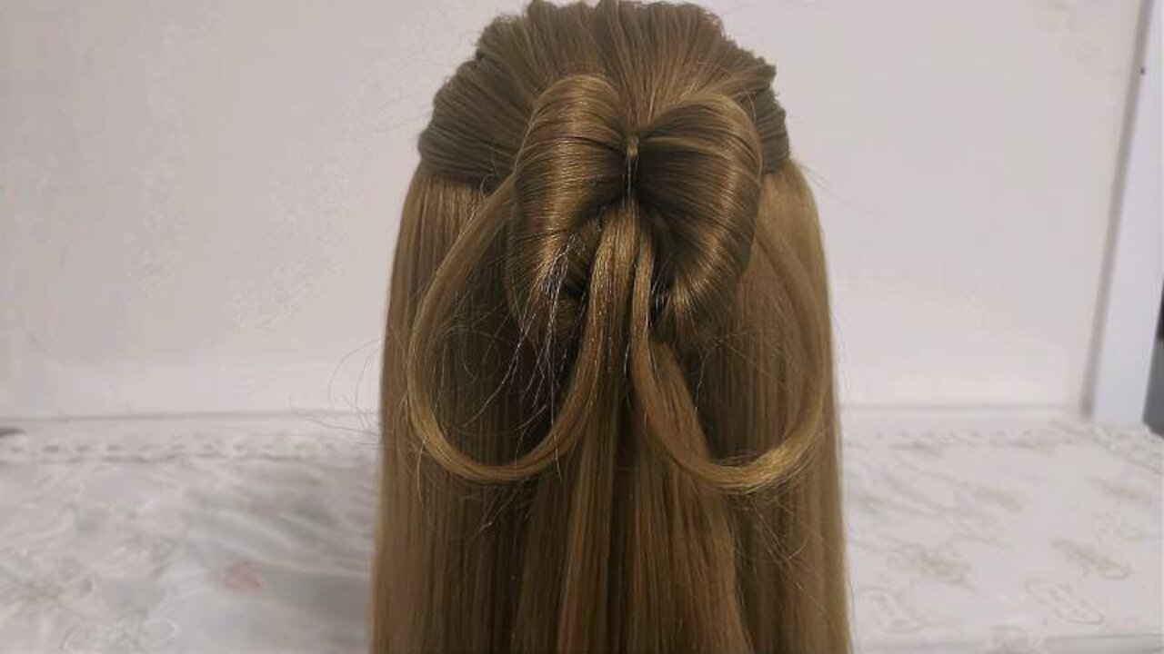 This Hairstyle has been praised by many. it is suitable for the cuties who just joined the work