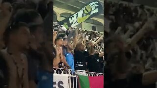 Jogador do Vasco na torcida comemorando a vitória