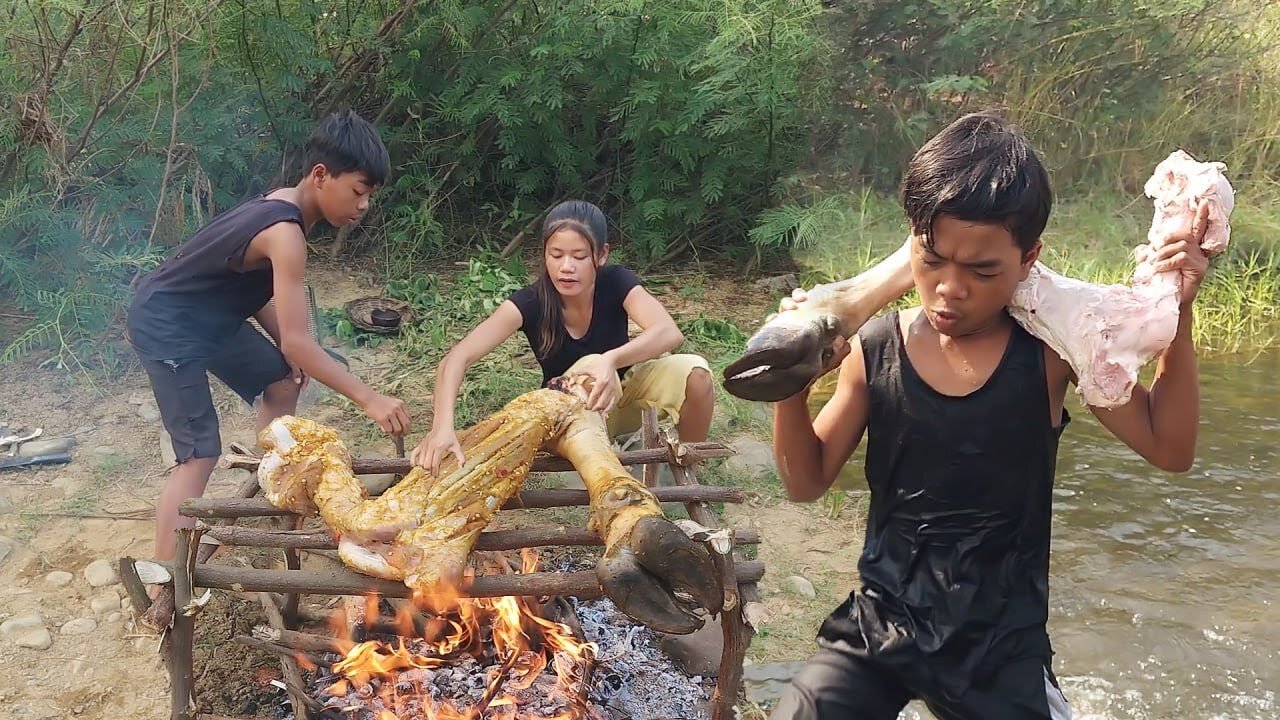 Delicious Grilling Cow leg using spicy recipe and Eating for lunch with my brother