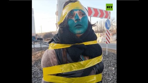 Gypsies in Ukraine reportedly tied to lamp posts and sprayed with dye