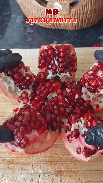 Pomegranate Life Hack 😵: easy way to open a pomegranate✨ what do you want to see next?