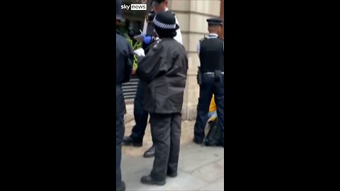 UK Police arrest protesters ahead of Coronation