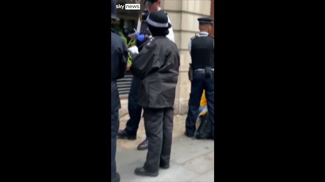 UK Police arrest protesters ahead of Coronation