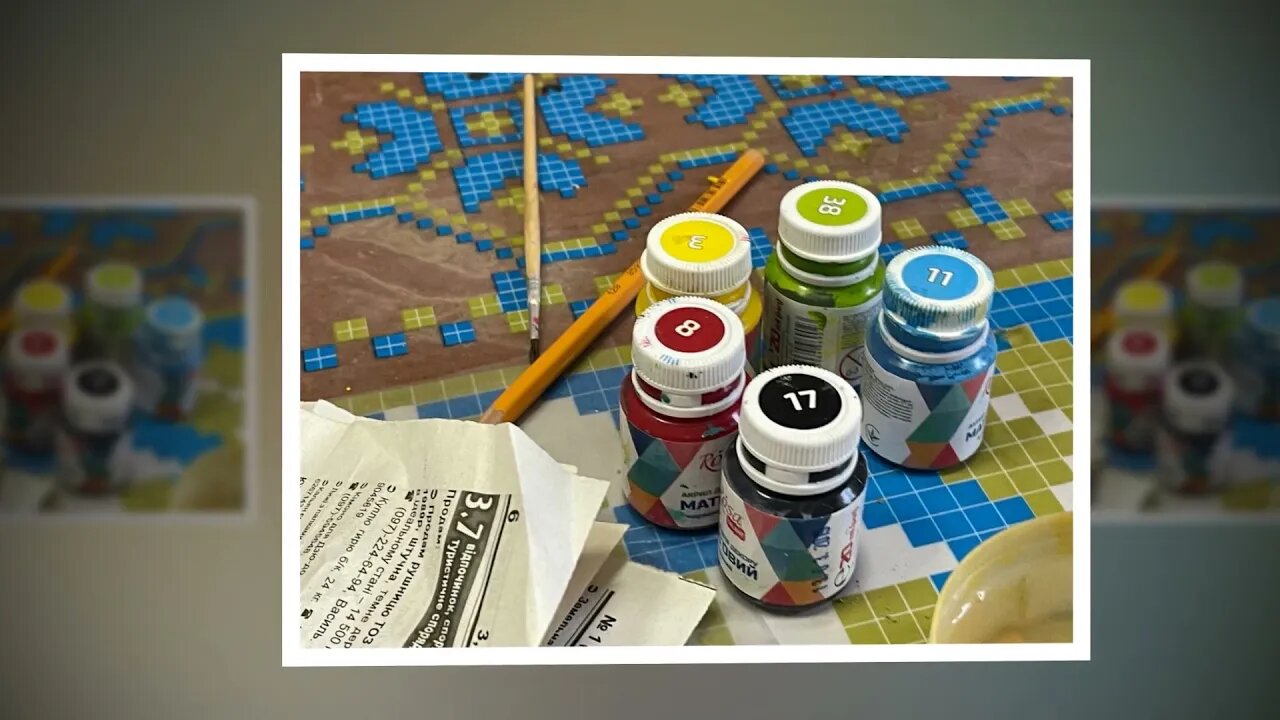 Кольоровими фарбами