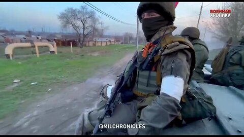 DPR battalion "Somalia" travels through Mariupol to Azovstal - residents greet the fighters on the streets